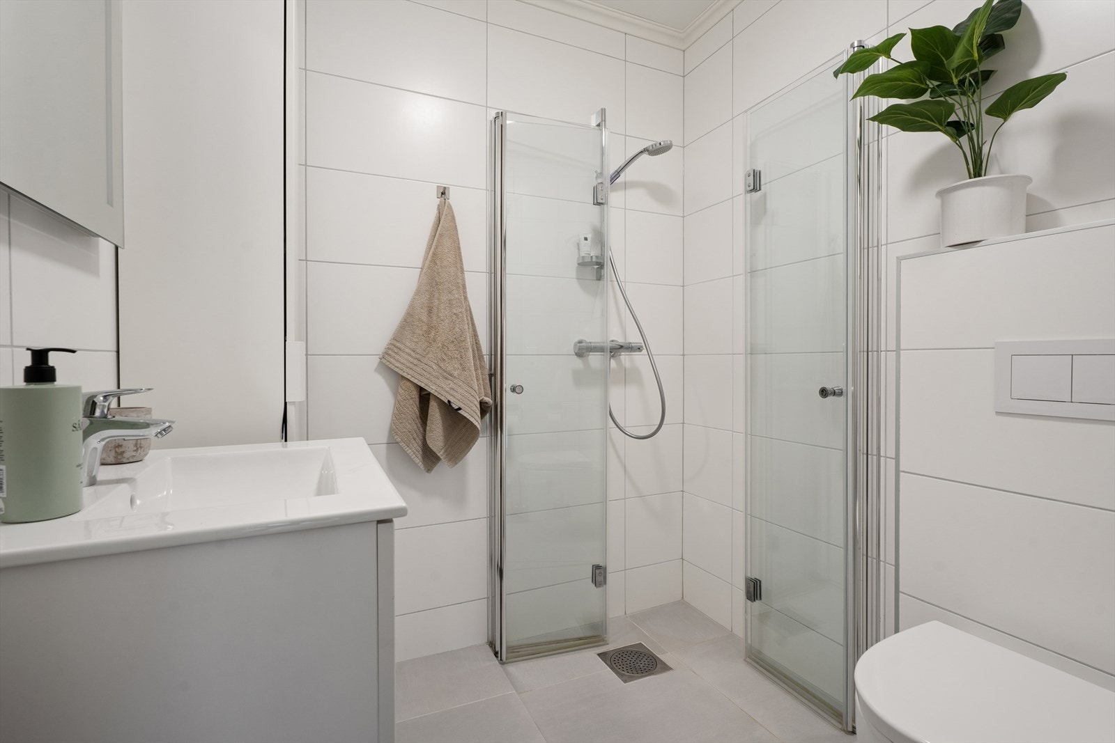 Badet i kjelleren, også dette fra byggeår 2019, med fliser, varmekabler og dusjhjørne. Galleribilde