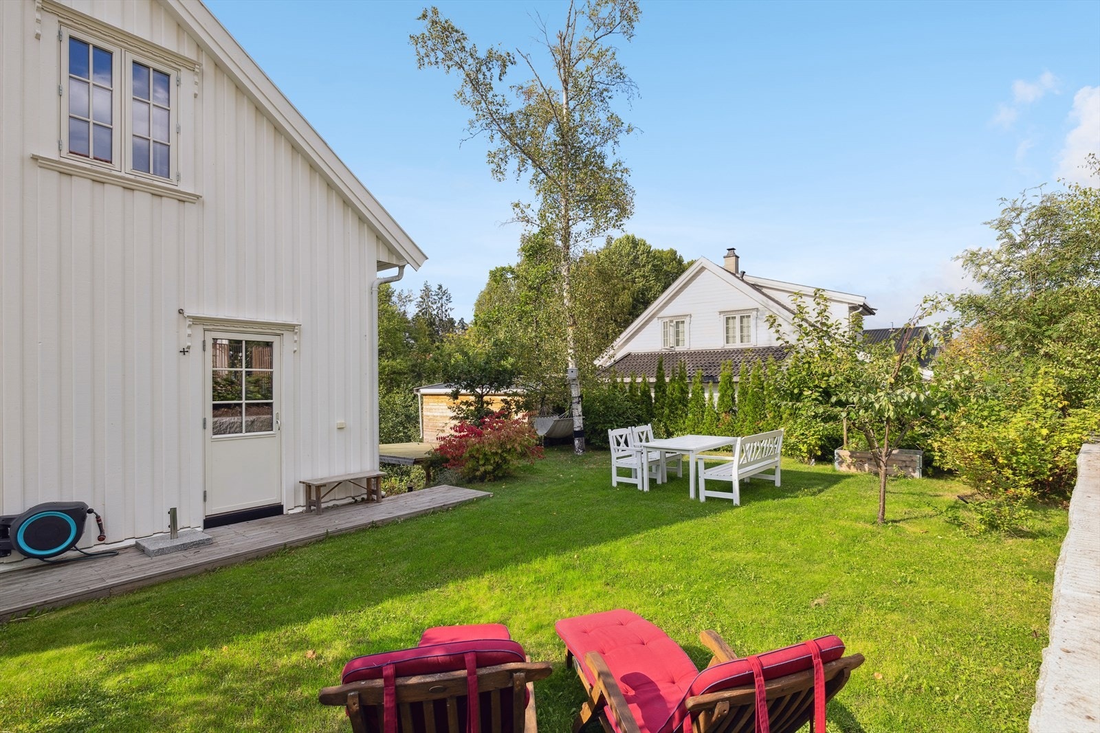 Hagen er opparbeidet med plen og beplantning, og har gode solforhold. Direkte utgang fra kjøkkenet. Galleribilde