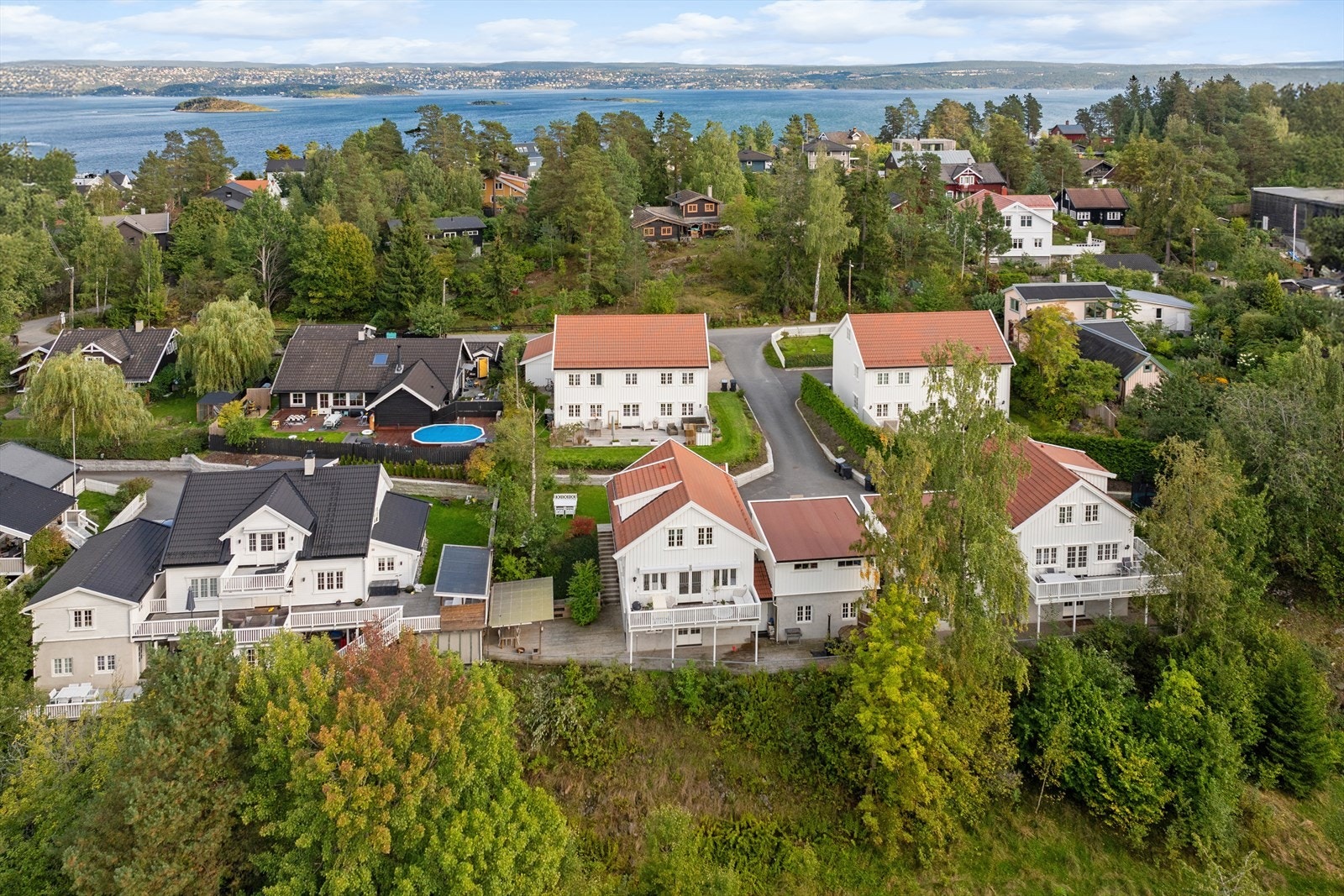 Huset er en del av sameiet med nabohuset, som sees til høyre. Fra eiendommen er det kort vei til Nesoddens vakre kyststi og flotte turområder i Nesoddmarka. Galleribilde
