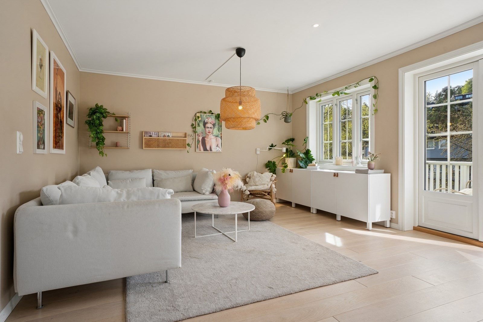 Rikelig med vinduer og terrassedører gir godt med naturlig lysinnslipp. Galleribilde