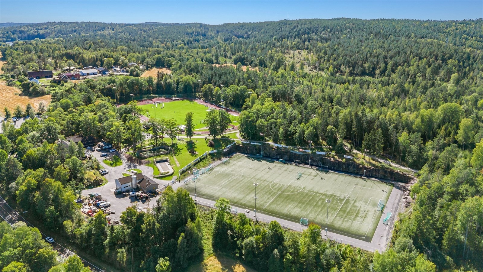 Berger stadion med friidrettsbane, kunstgressbane og enkel tilgang til løypenettet inn i marka. Galleribilde