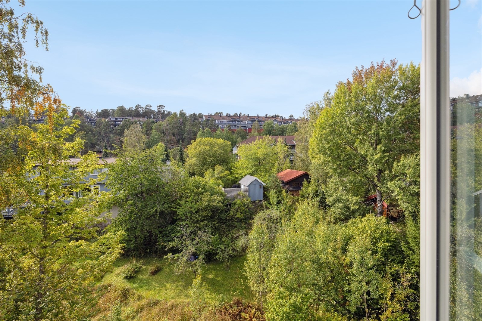 Det er fint utsyn over grønne og rolige omgivelser i nabolaget. Galleribilde