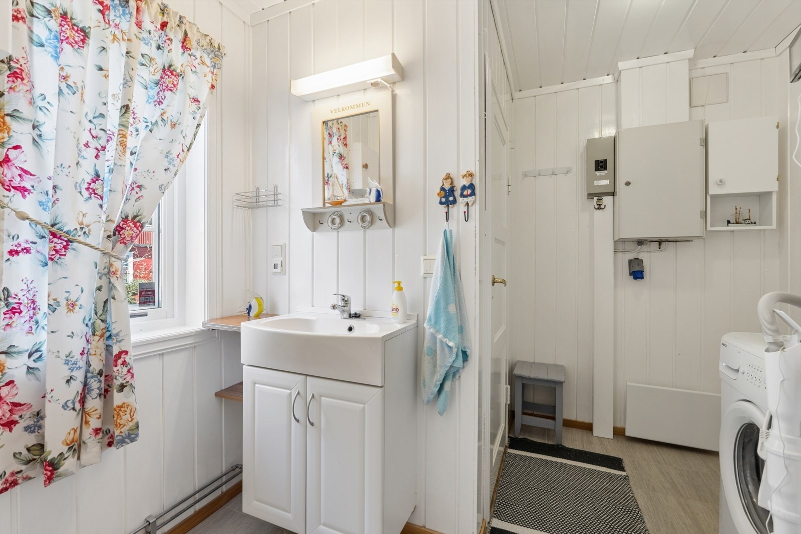 Vaskemaskin medfølger på bad Galleribilde