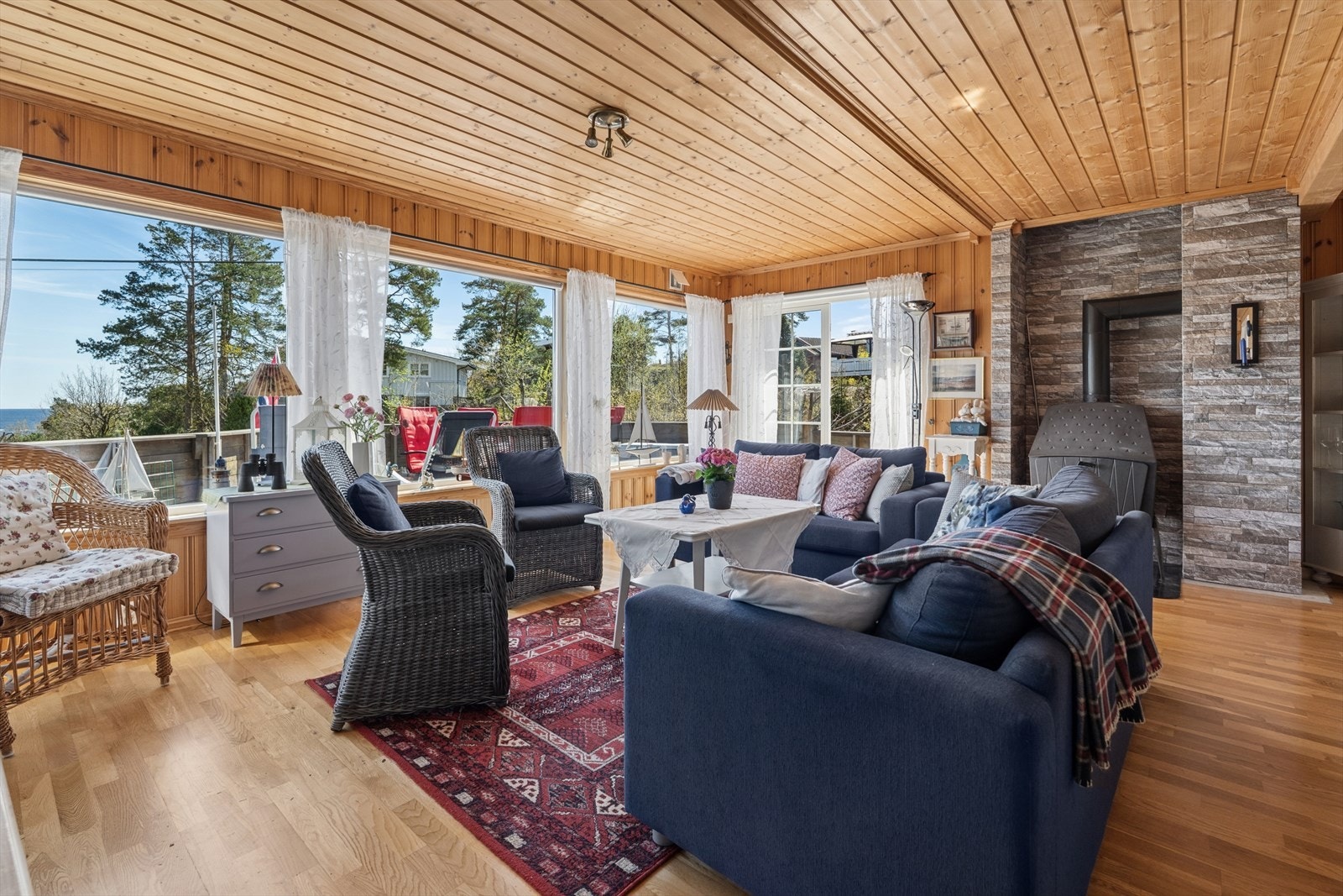 Stue med utgang til stor solrik terrasse Galleribilde