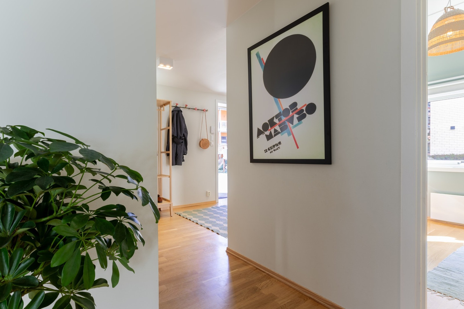 Mellomgang som binder leiligheten sammen Galleribilde