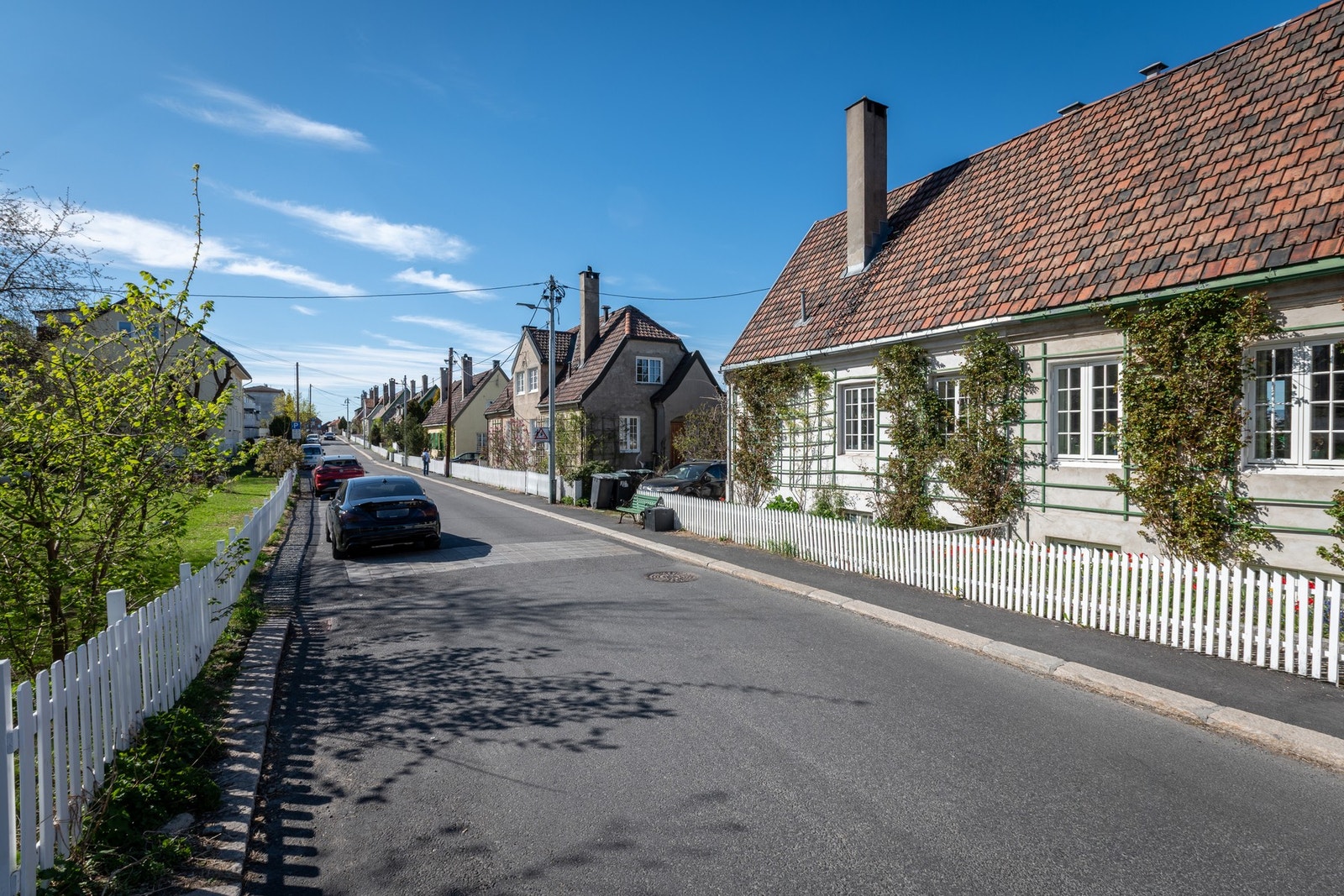 Gaten består av hyggelige tomannsboliger i pusset tegl, i engelsk hageby-stil Galleribilde