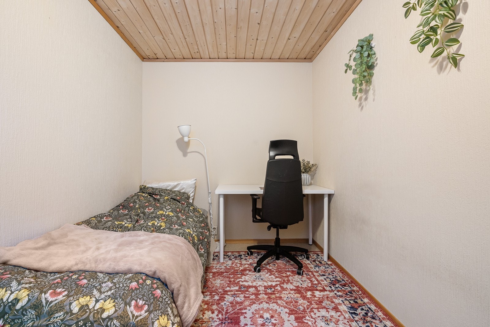 Rom innredet som soverom (ikke byggemeldt eller godkjent). Galleribilde
