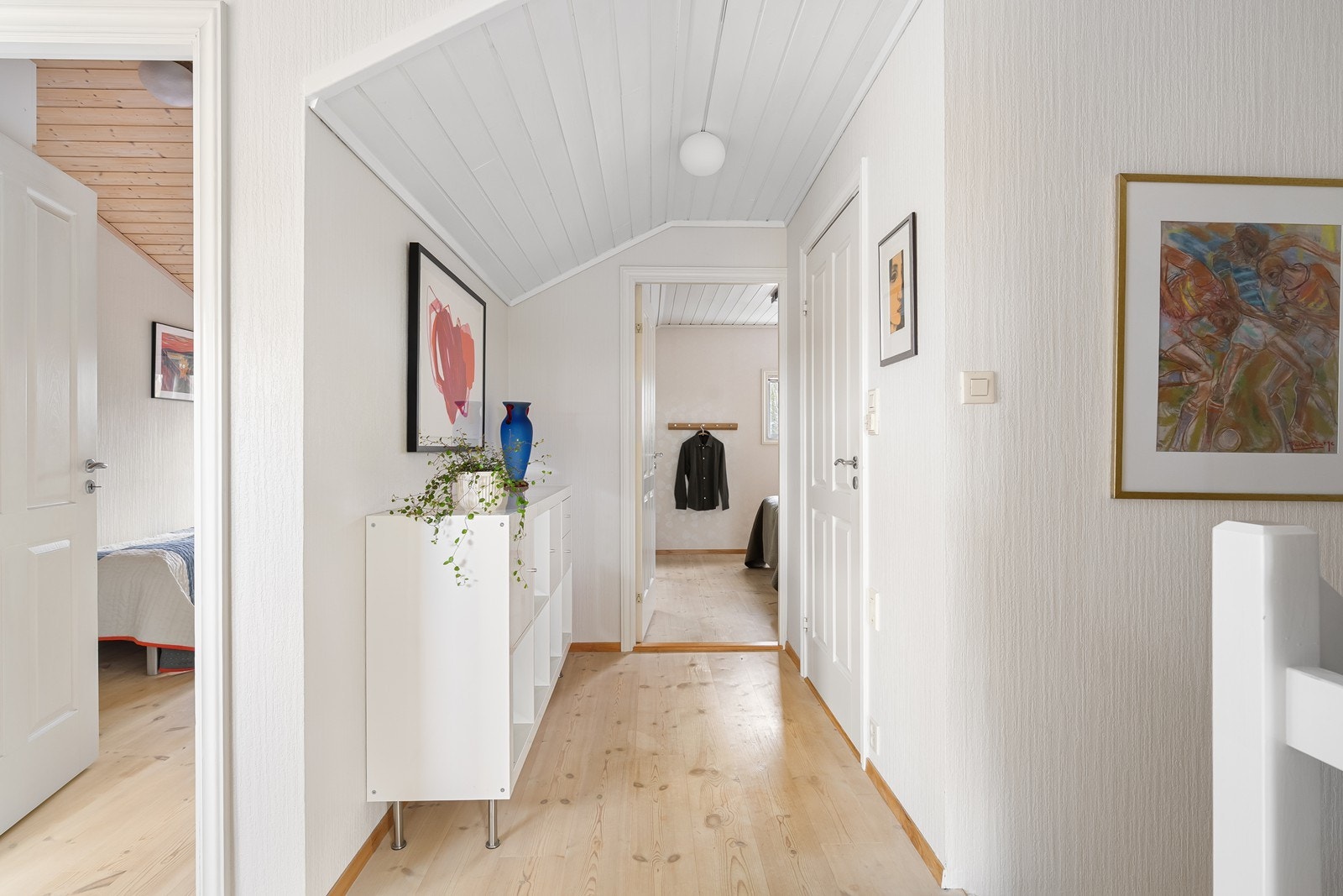 Etasjen er bygget ut som har gitt et ekstra soverom. Galleribilde