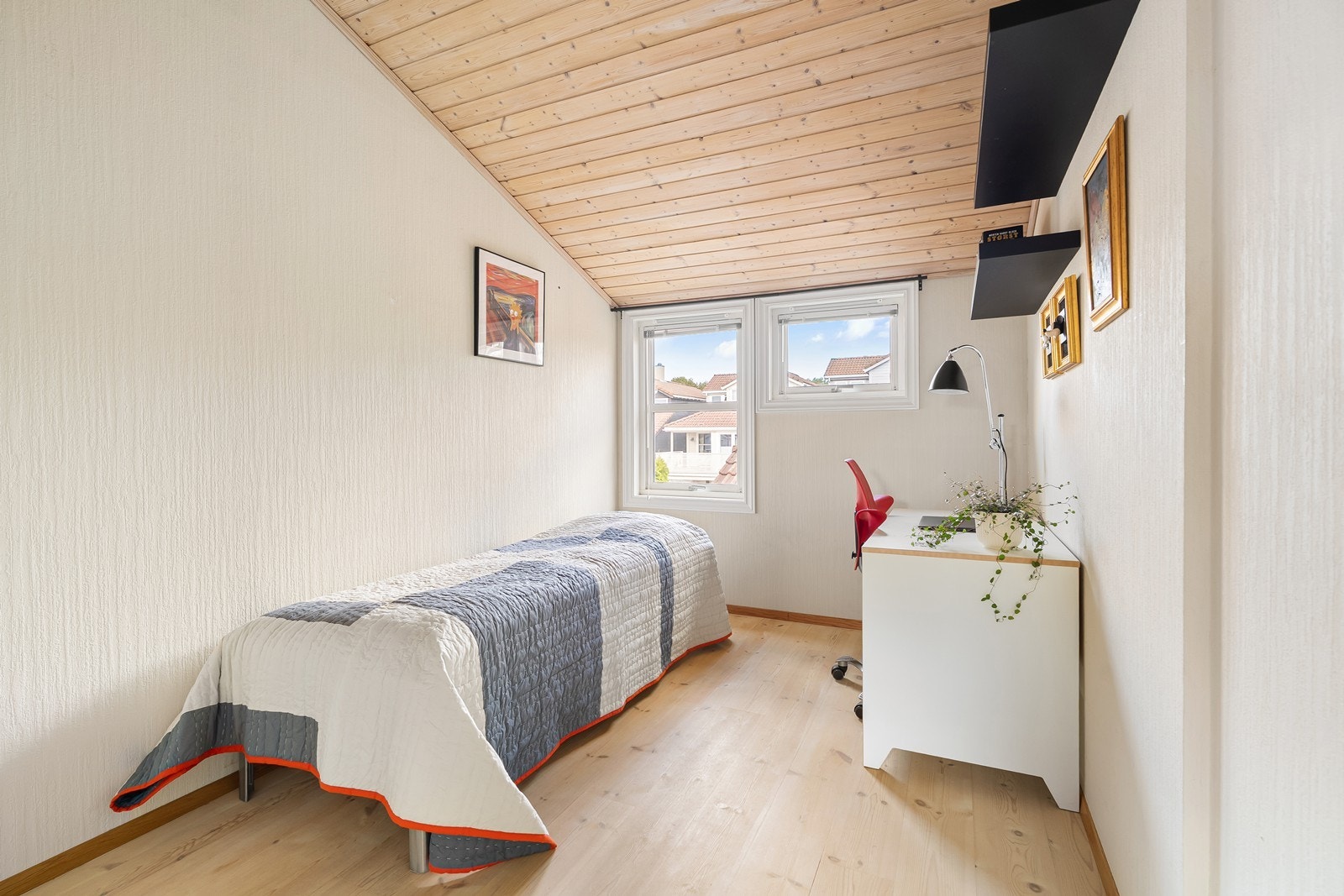 Soverom 3 med plass til seng, skrivepult og garderobeskap. Galleribilde