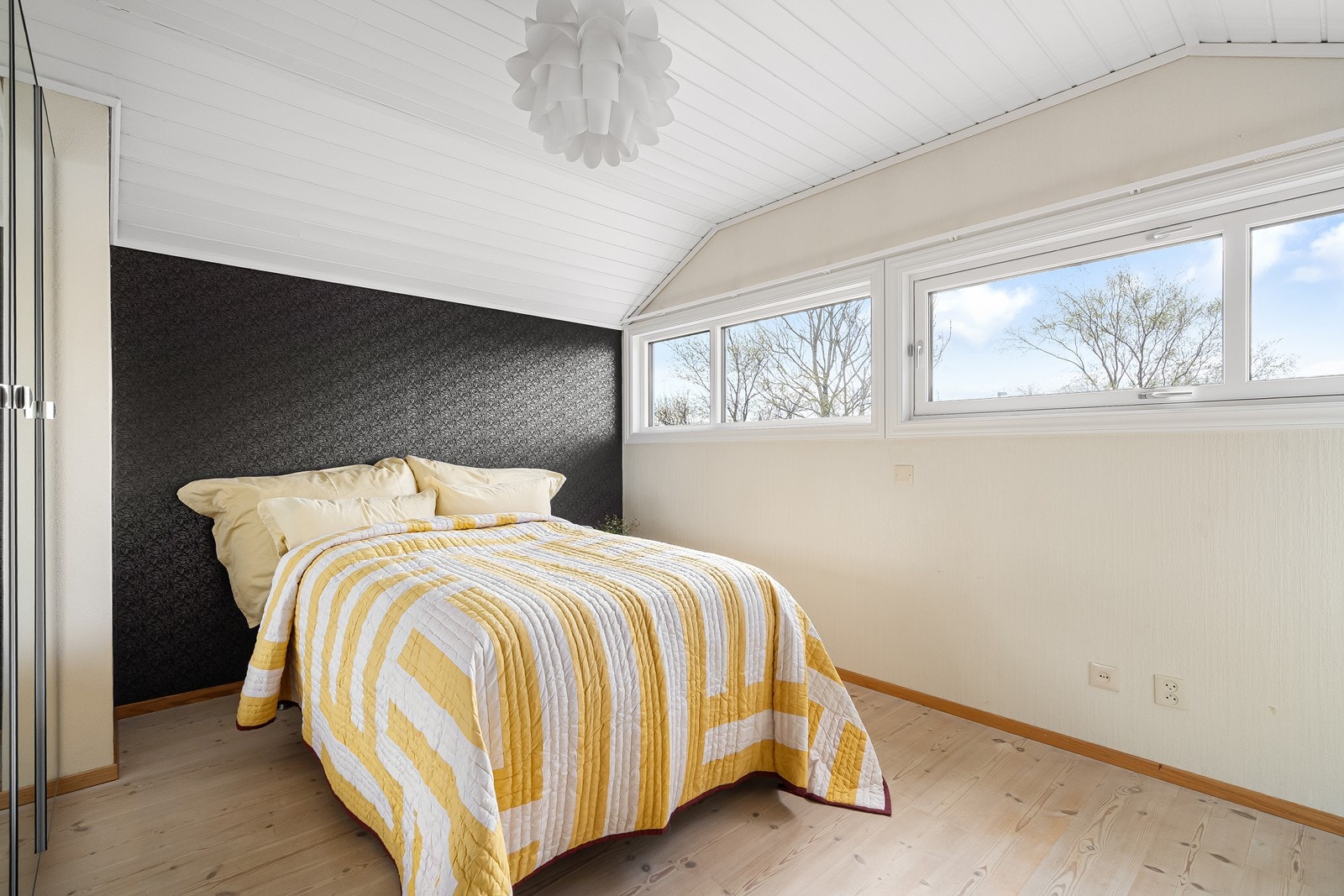 Soverom 2 med plass til dobbeltseng og garderobeskap. Galleribilde