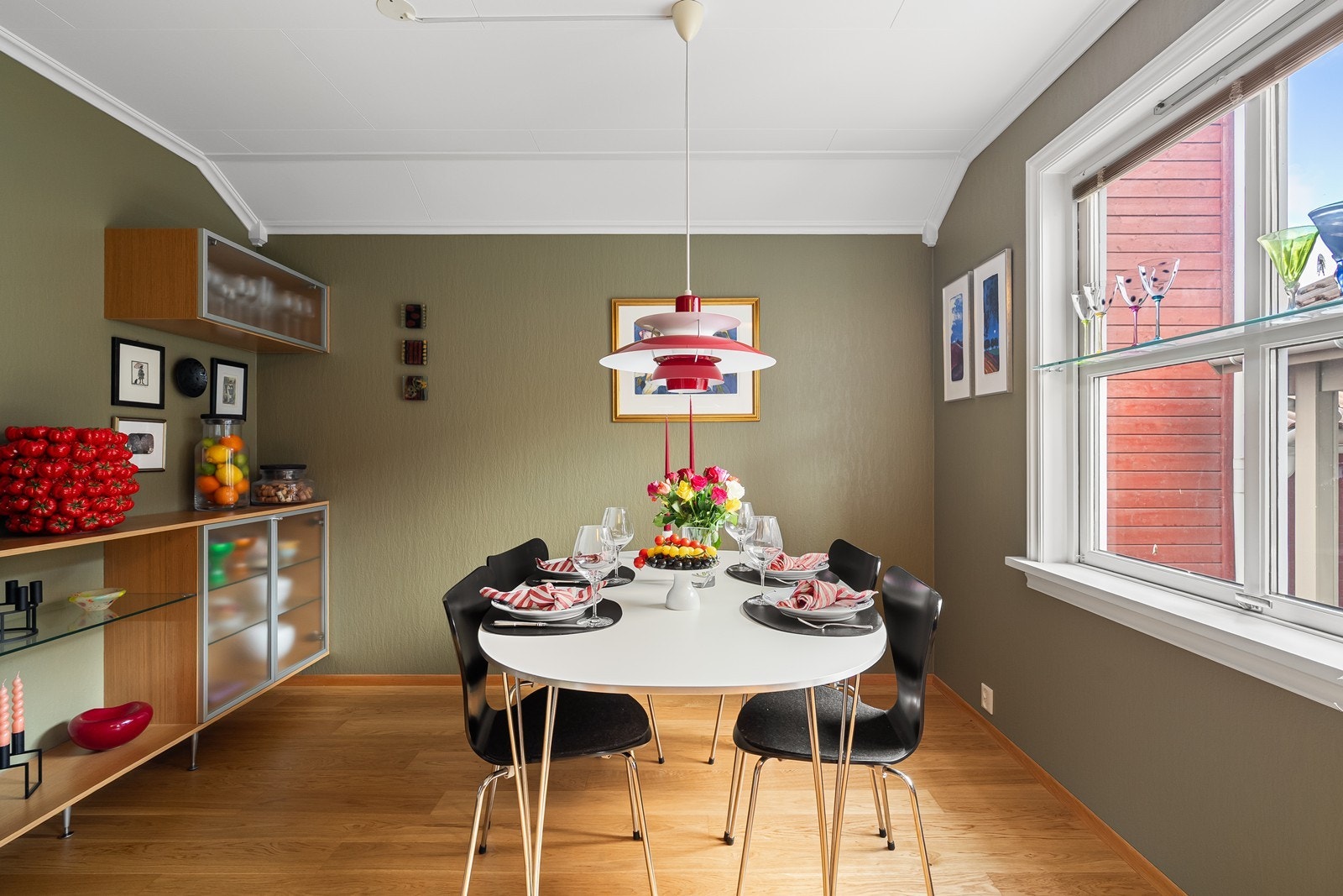 Lampe over spisebord medfølger ikke i handelen. Galleribilde