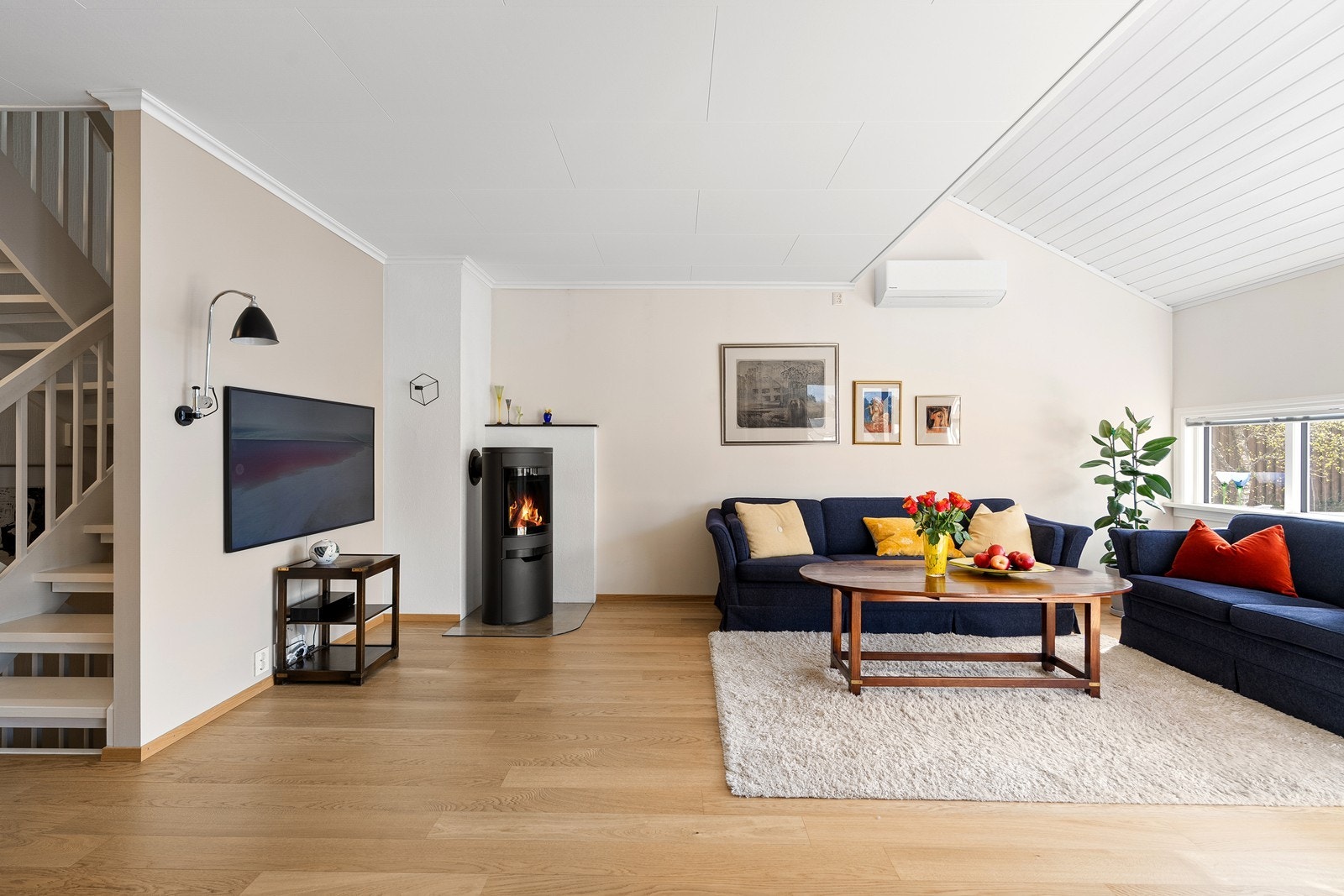 Varmepumpe som gir energieffektiv oppvarming og vedovn som bidrar til ekstra kos og hygge. Galleribilde