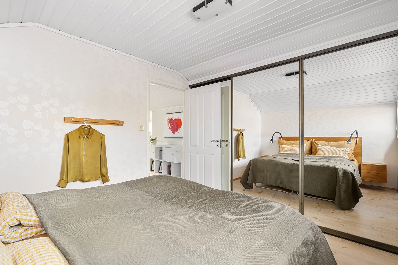 God lagringsplass i skyvedørsgarderobe. Galleribilde