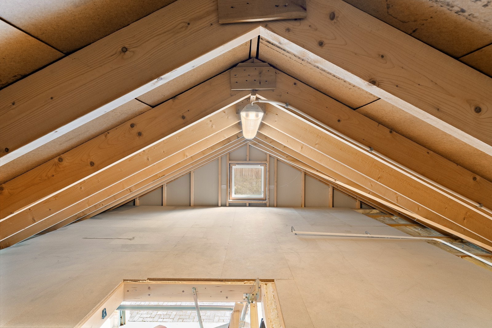 Loft over garasje. Galleribilde