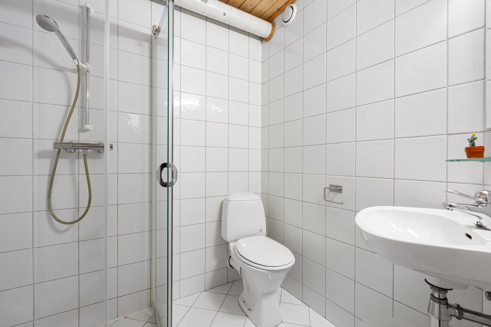 Helfliset bad med varmekabler i gulv (ikke byggemeldt eller godkjent). Galleribilde