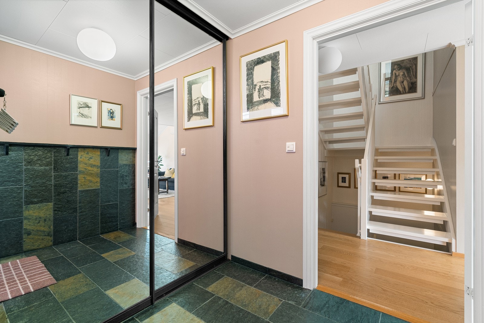 Lys og innbydende entré med god lagringsplass i skyvedørsgarderobe. Galleribilde