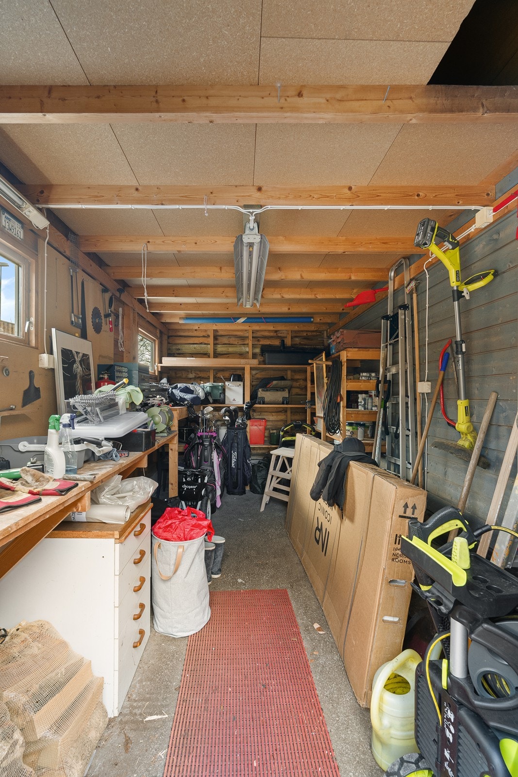Utvendig bod med god lagringsplass. Galleribilde