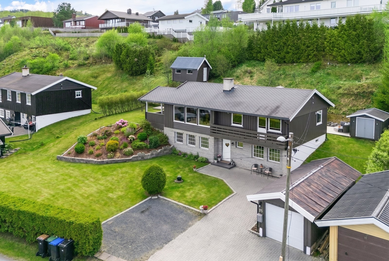 Boligen har en meget pent opparbeidet tomt med steinsatt adkomst, gruset biloppstilling og store grøntområder. Galleribilde