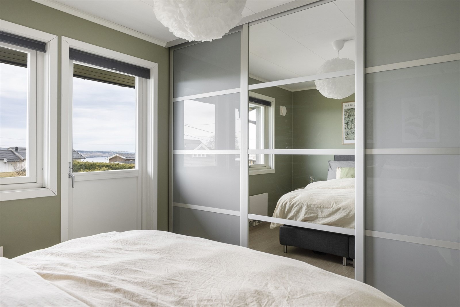 Hovedsoverom er utstyrt med stor skyvedørsgarderobe med praktisk innredning. Galleribilde