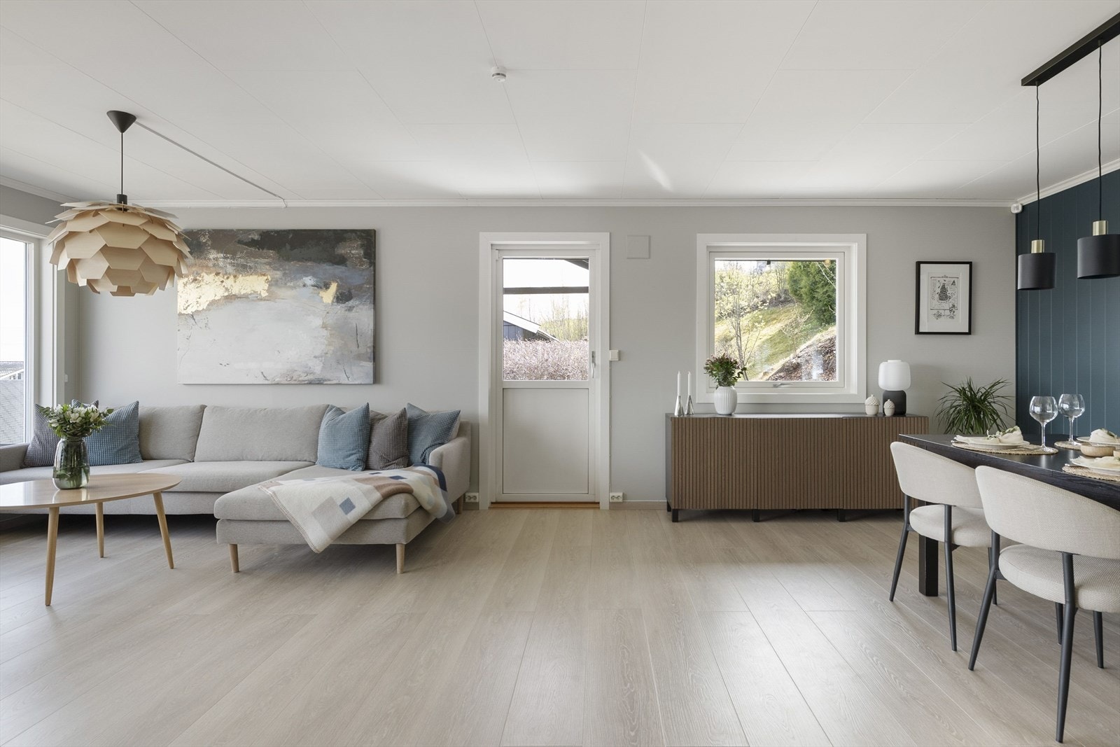Fra stuen er det naturligvis utgang til overbygd veranda. Galleribilde