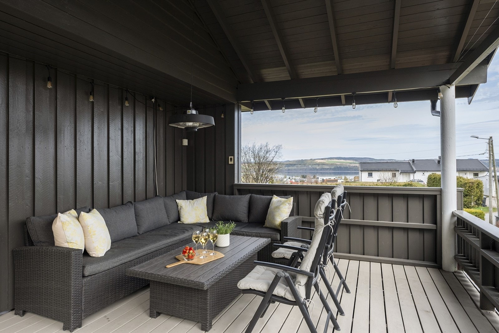 En lun og skjermet uteplass med plass til hele familien! Galleribilde
