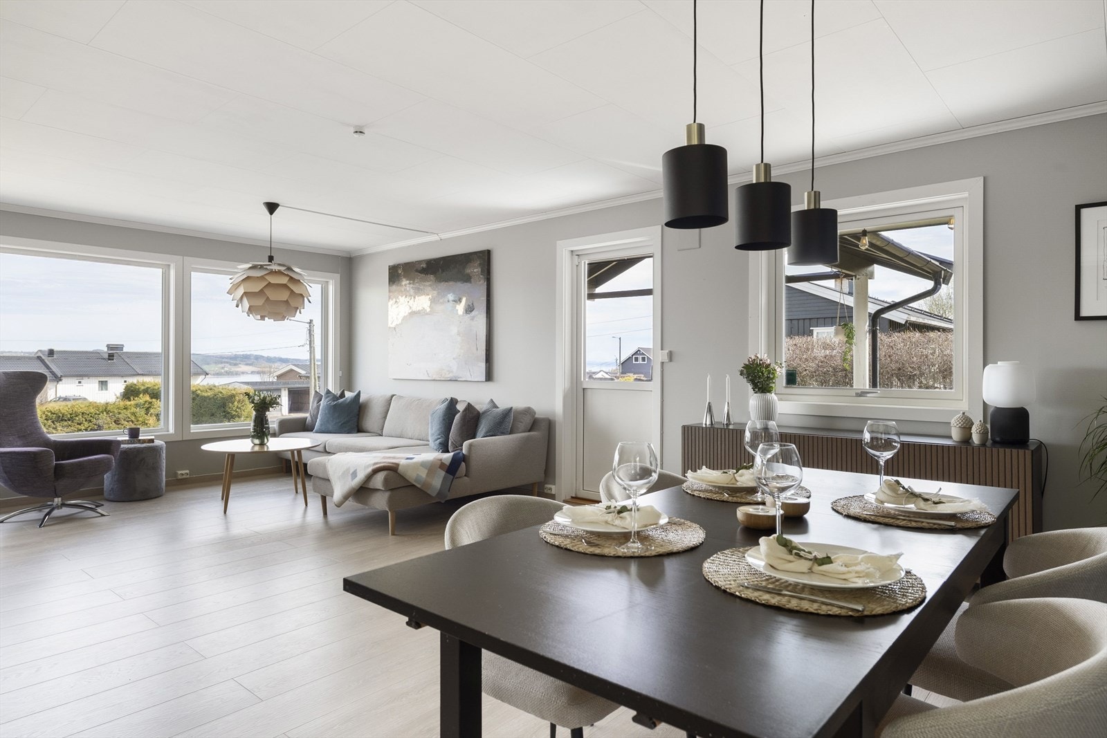 Stuen er selve hjertet i boligen og deles naturlig i flere avdelinger med sofaområde, spisestue og ytterligere ønsket møblement. Galleribilde