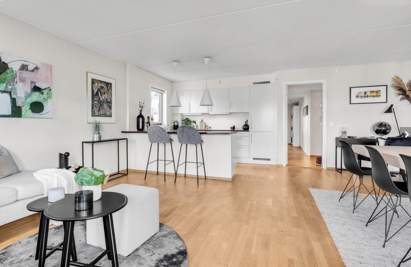 Plass til både sofa- og spisegruppe. Leiligheten er malt i andre farger i dag. Galleribilde
