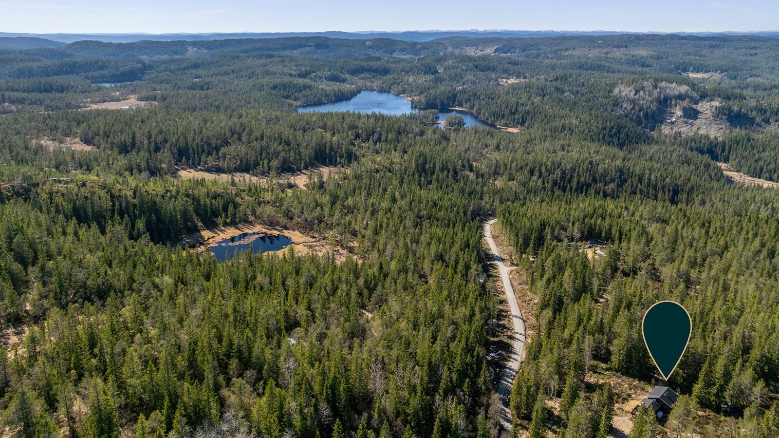 Hytten ligger flott og skjermet til for seg selv - kort vei til vann med fiskemuligheter Galleribilde