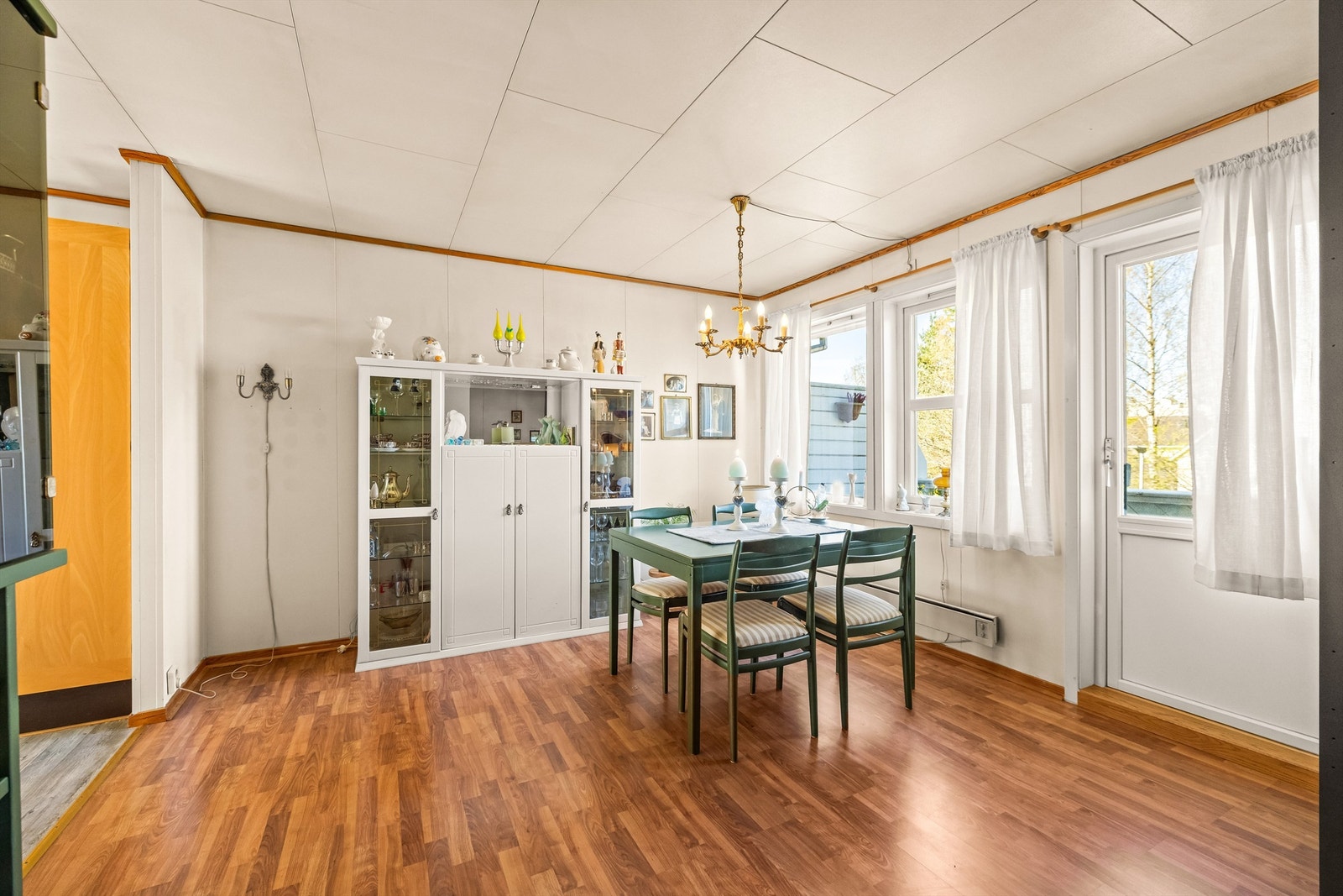 Fra spisestuen er det utgang til balkongen. Vinduer og balkongdør er fra 2017. Galleribilde