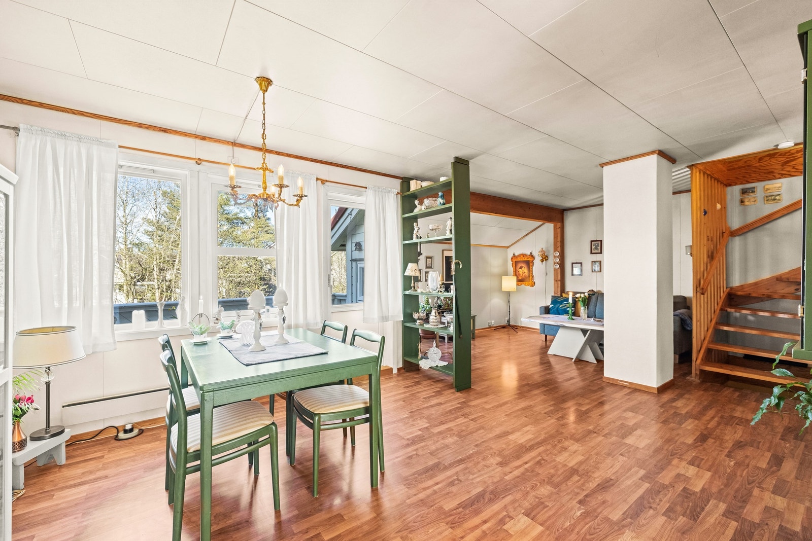 Hovedetasjen har en åpen og sosial planløsning mellom stue, spisestue og kjøkken. Store vindusflater gir godt med naturlig lys til oppholdsrommene. Galleribilde