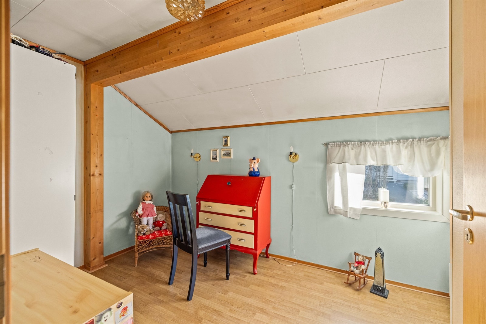 Praktisk soverom i hovedetasjen, ideelt som barnerom, gjesterom eller kontor. Galleribilde
