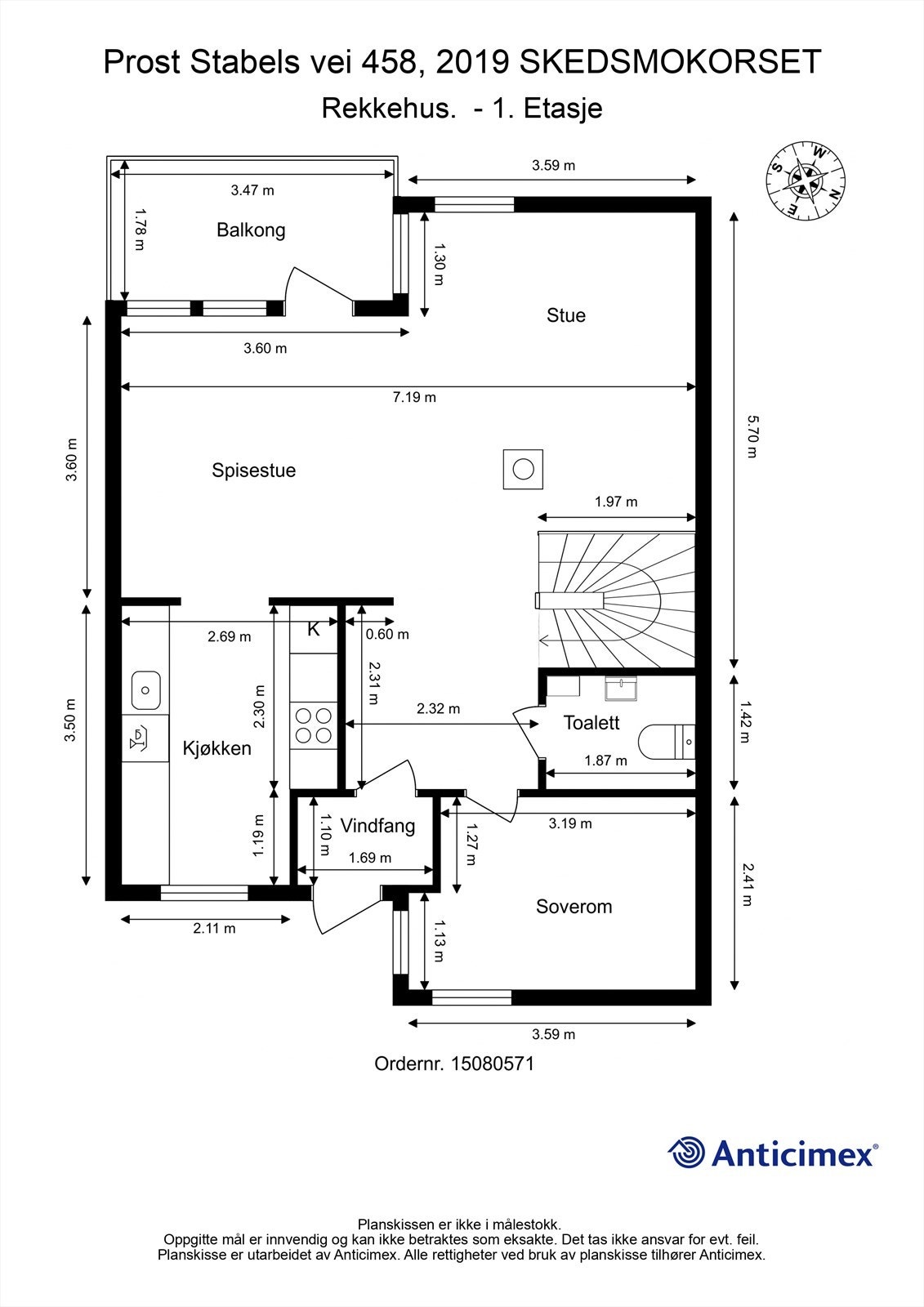 Hovedetasjen har en sosial sone med stue og kjøkken, i tillegg til et soverom og toalettrom. Fra stuen er det utgang til balkong. Galleribilde