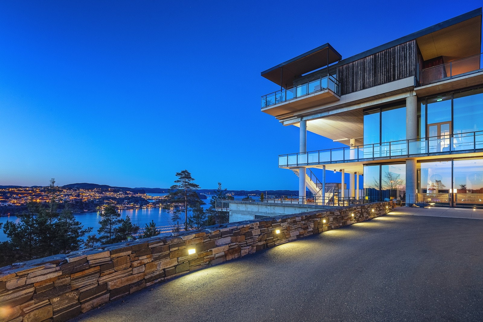 Til Stabbestad er det en kort båttur. Her finner du attraktive Kragerø Resort, solrikt og idyllisk plassert utenfor Kragerø sentrum med sine mange og varierte tilbud. Galleribilde