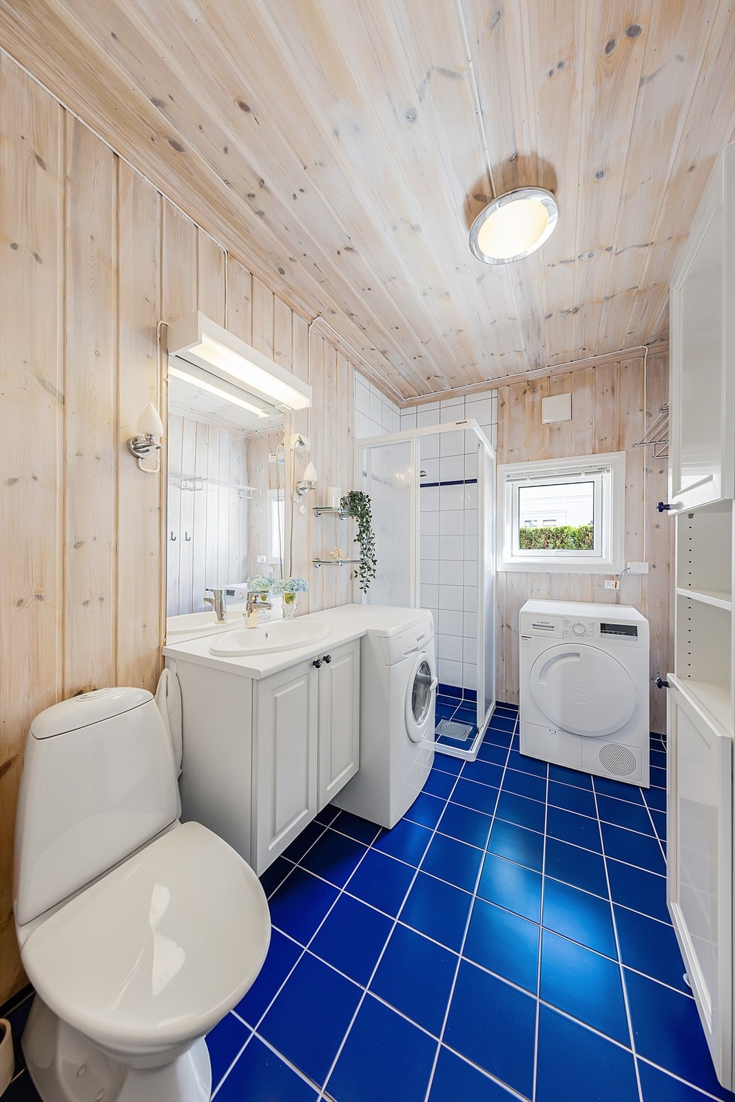 Badet er flislagt med varmekabler, og befinner seg i 1. etasje. Ny tørketrommel medfølger. Galleribilde