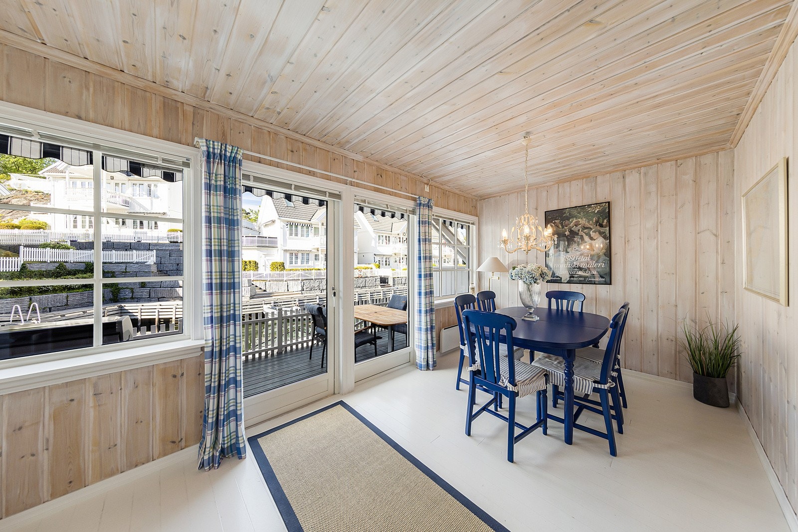 Fra spisestuen er det utgang til nordvendt terrasse med kveldssol. Galleribilde