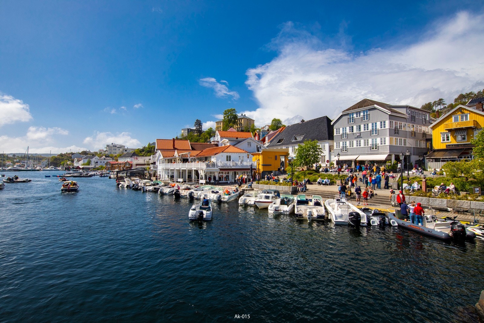 Fra Lille Kirkeholmen er det ca. 8-9 minutter med båt inn til Kragerø sentrum. Galleribilde