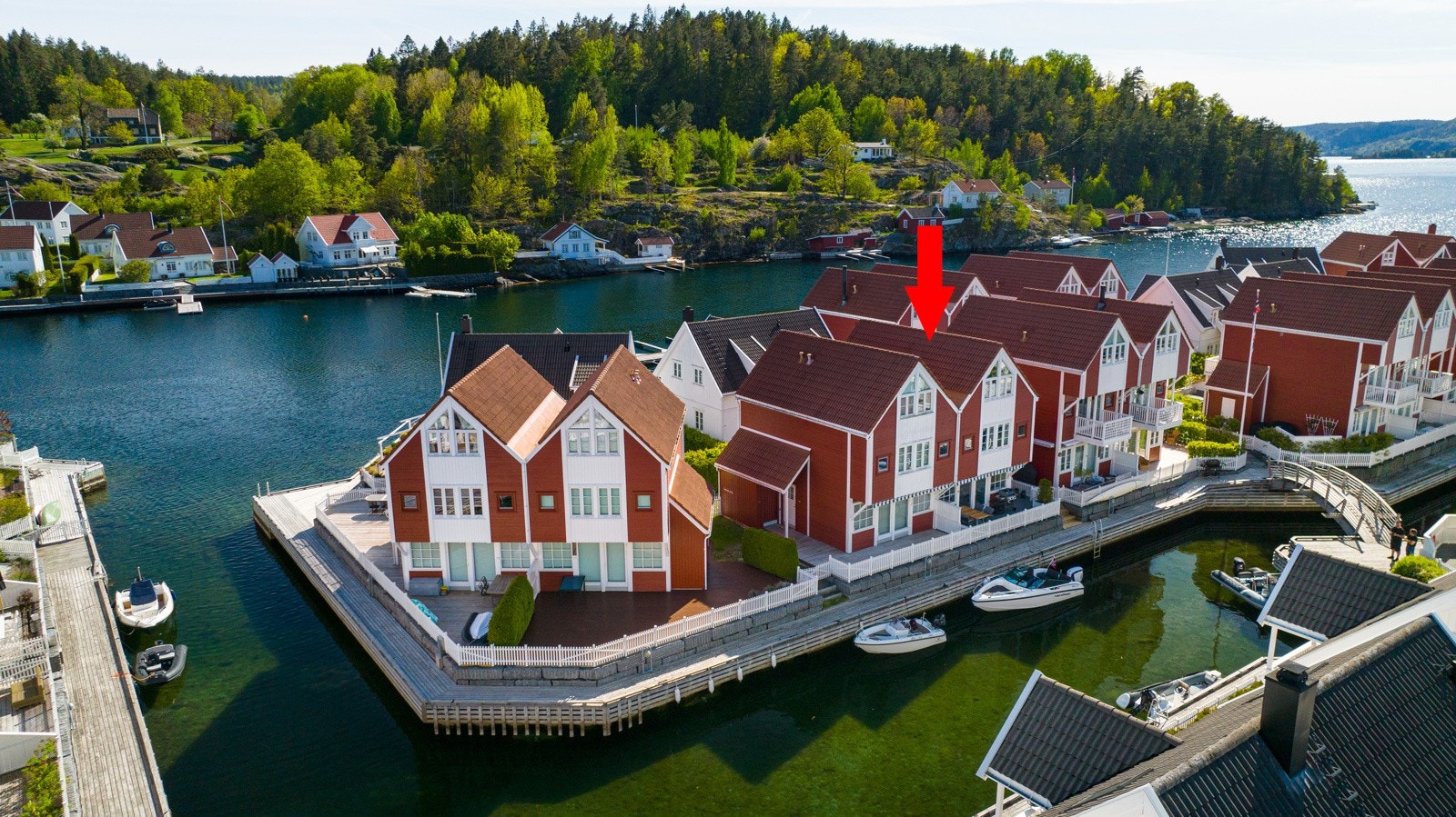 Kragerøs skjærgård består av 495 øyer og holmer, som innbyr til bading, fisking og båtturer. Galleribilde