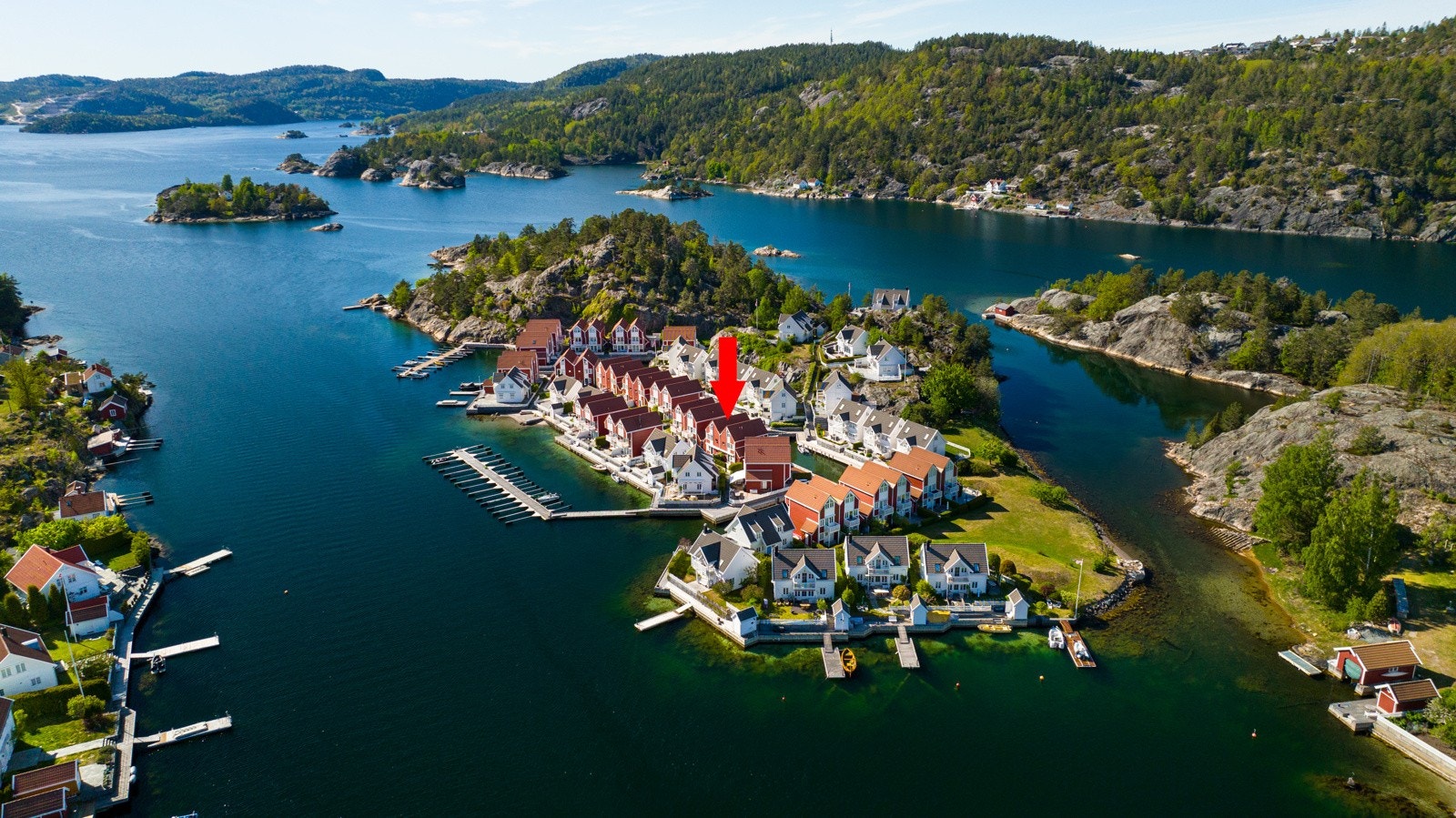 2 små kilometer sørvest for Kragerø Sentrum, og ca 300 meter fra fastlandet ligger Lille Kirkholmen. Galleribilde