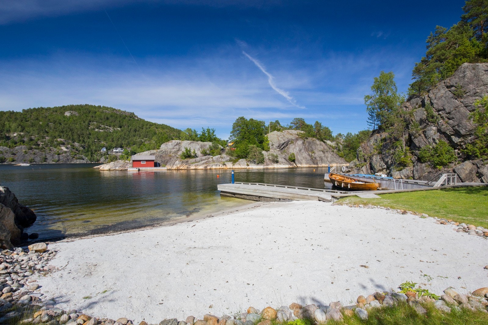 På nordsiden av Lille Kirkholmen er det opparbeidet en nydelig strand. Det er også felles strand på sydsiden, mye brukt av småbarnsfamilier. Galleribilde