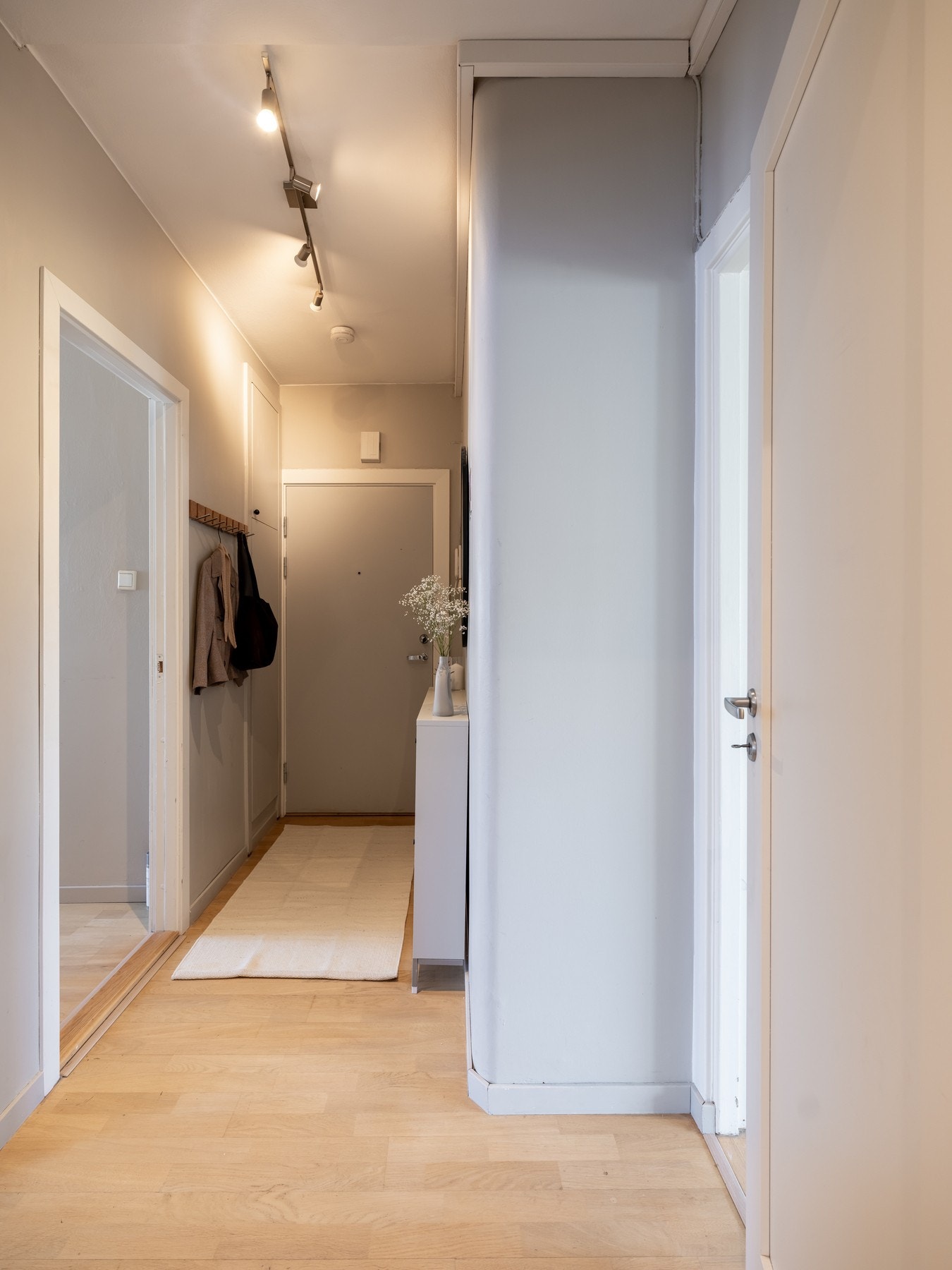 Entréen gir et godt førsteinntrykk av boligen. Galleribilde