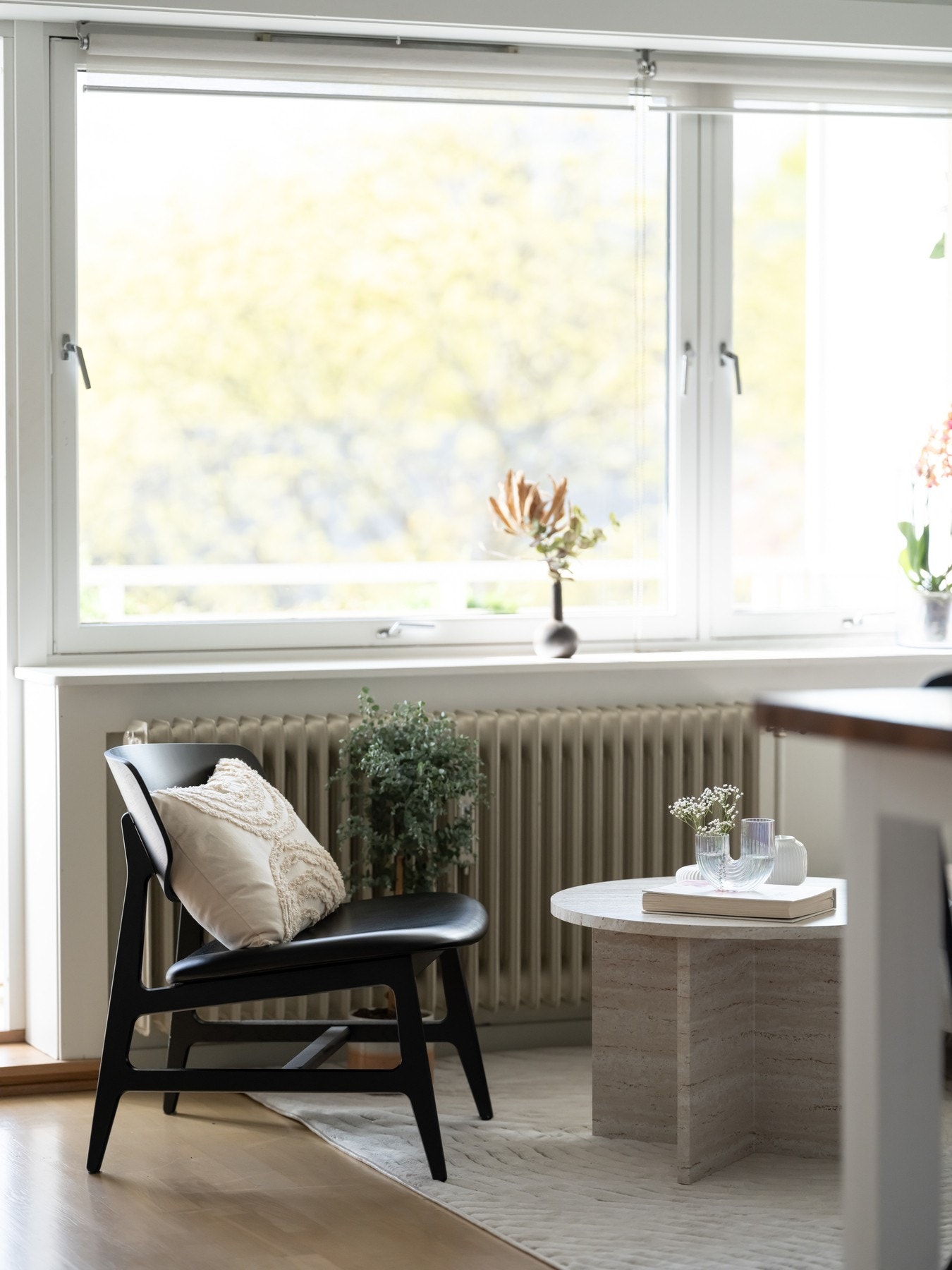 Stuen har god plass til sofa, salongbord og mediemøblement. Galleribilde