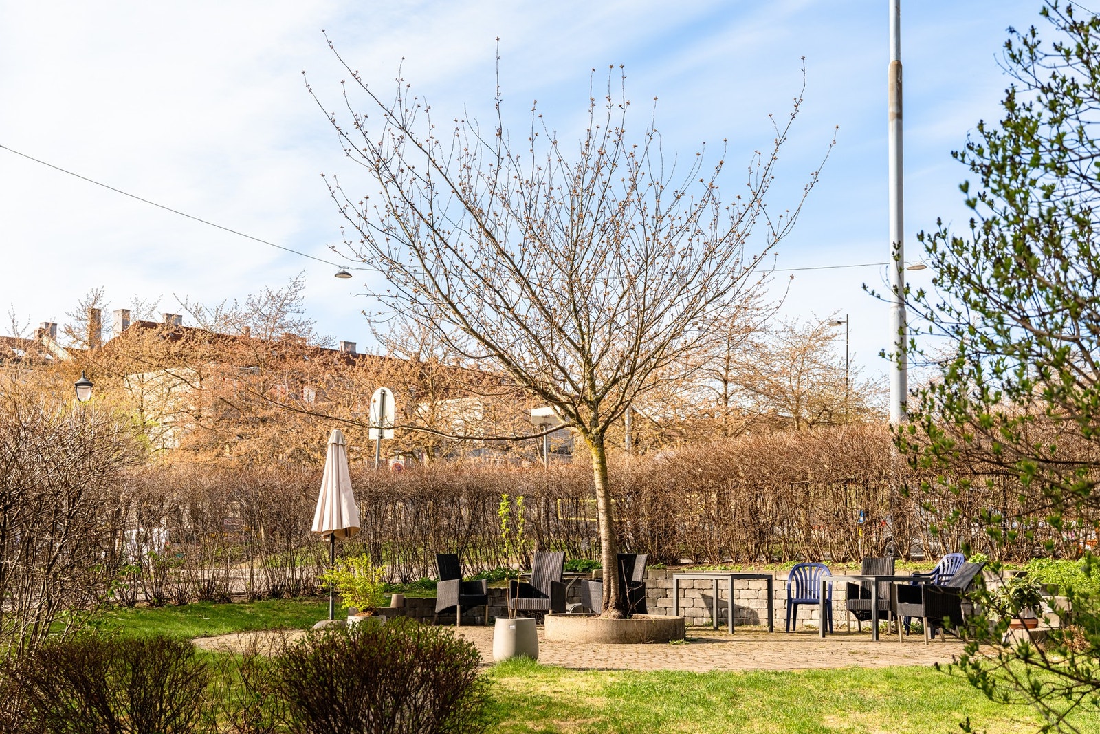 Felles bakgård pent opparbeidet med flere sittegrupper. Galleribilde