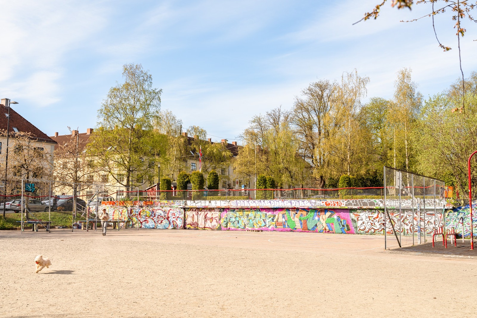Lilleborgbanen aktivitetspark byr på sandvolleyballbane, tuftepark og minigolf. Galleribilde