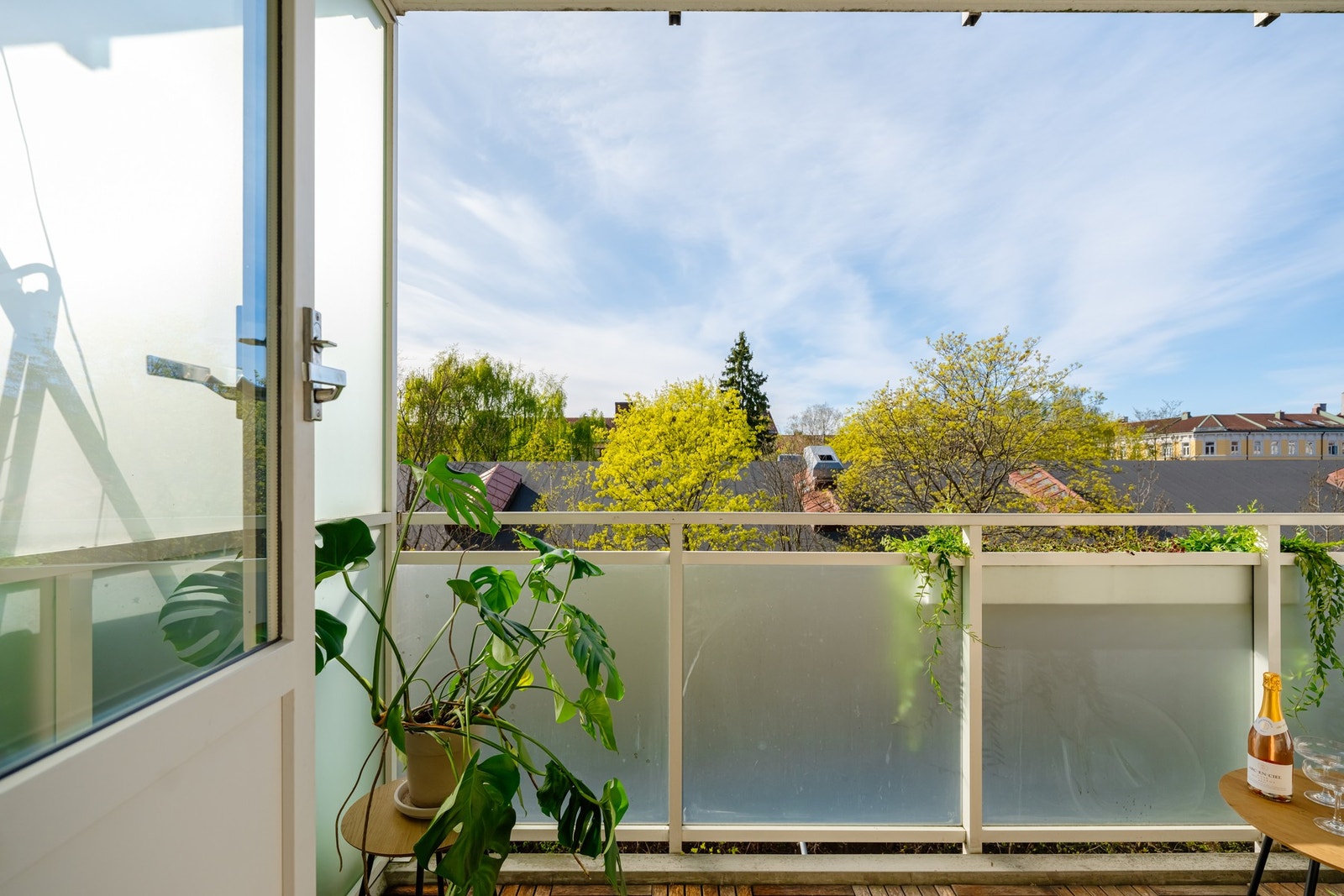 Fra stuen er det utgang til boligens herlige, nordvestvendte balkong. Galleribilde