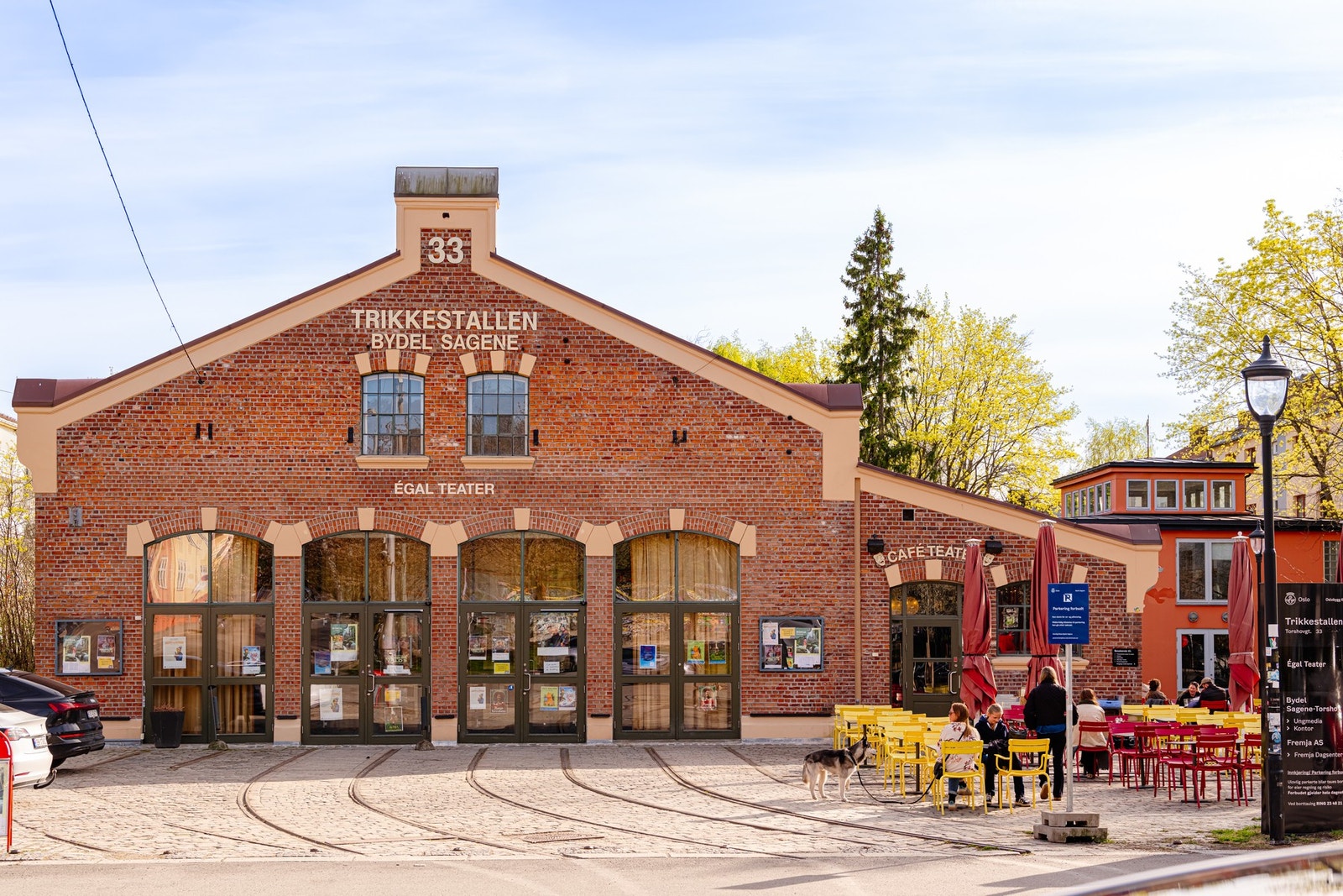 Trikkestallen byr på teater for alle aldere samt kafé med matservering og er boligens nærmeste nabo. Galleribilde
