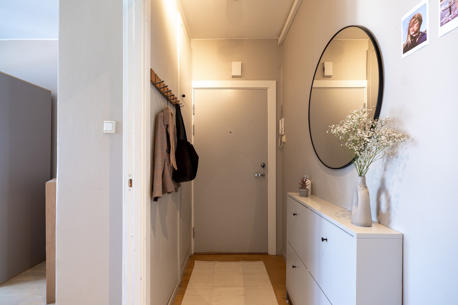 God plass til knaggrekke, speil og kommode. I entréen er det også en plassbygget garderobeløsning som gir godt med plass for yttertøy og sko uten å ta opp plassen. Galleribilde