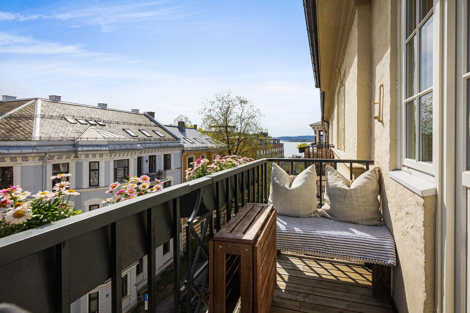 Solrik balkong med sol fra morgen til ettermiddag Galleribilde