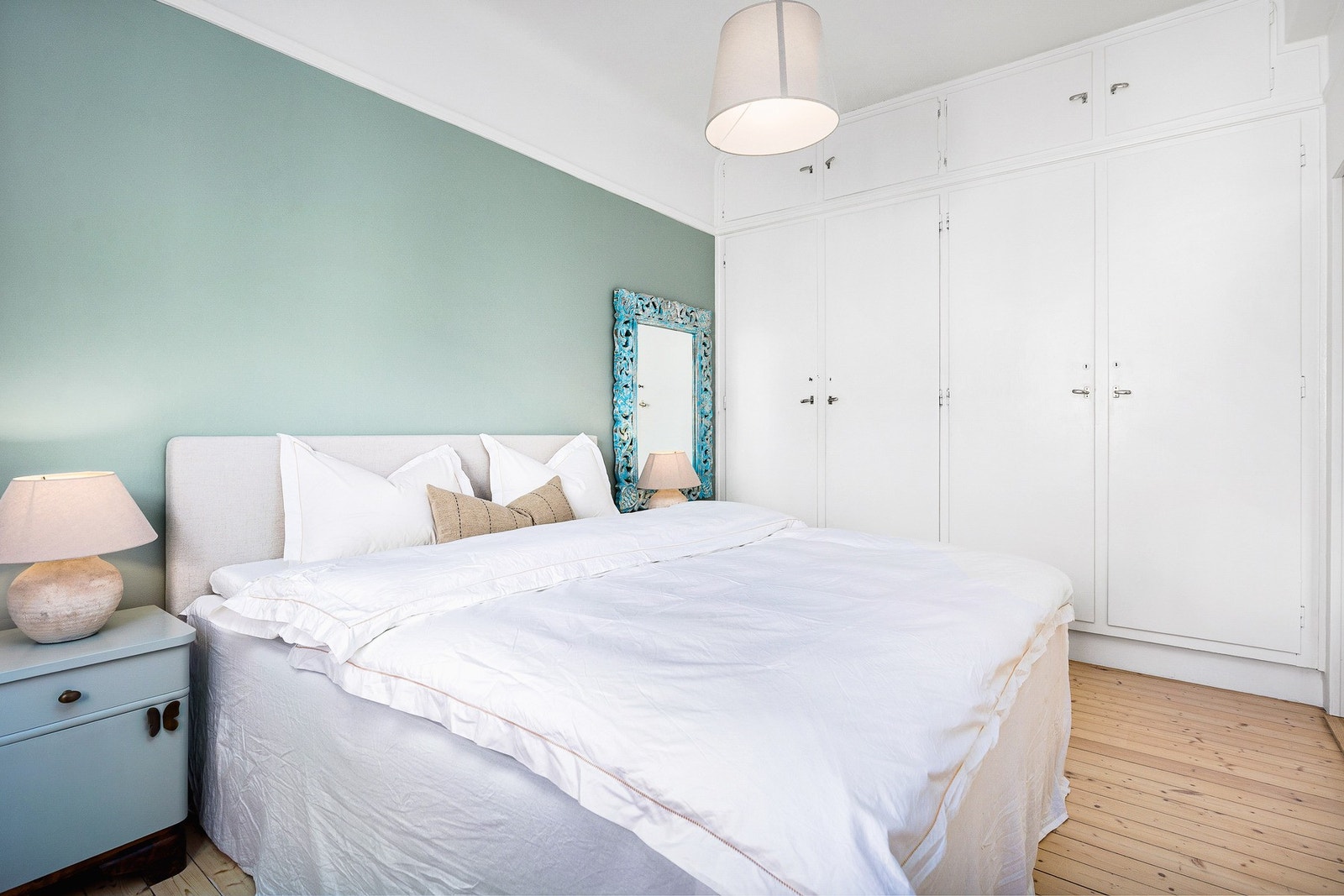 Stor garderobe. Plassbygde garderobeskap er bevart Galleribilde