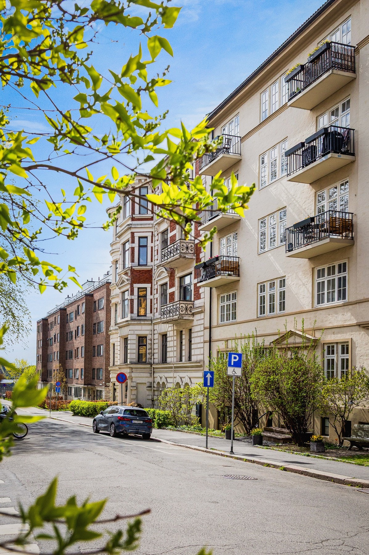Særdeles hyggelig gate. Kort vei til bl.a Kongen Marina og Frognerkilen med gangsti til Bygdøy Galleribilde