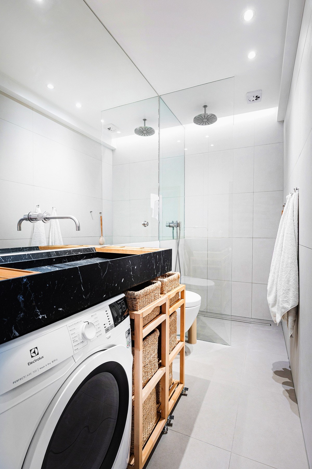 Moderne dusjbad/wc fra 2016 med opplegg for vaskemaskin Galleribilde
